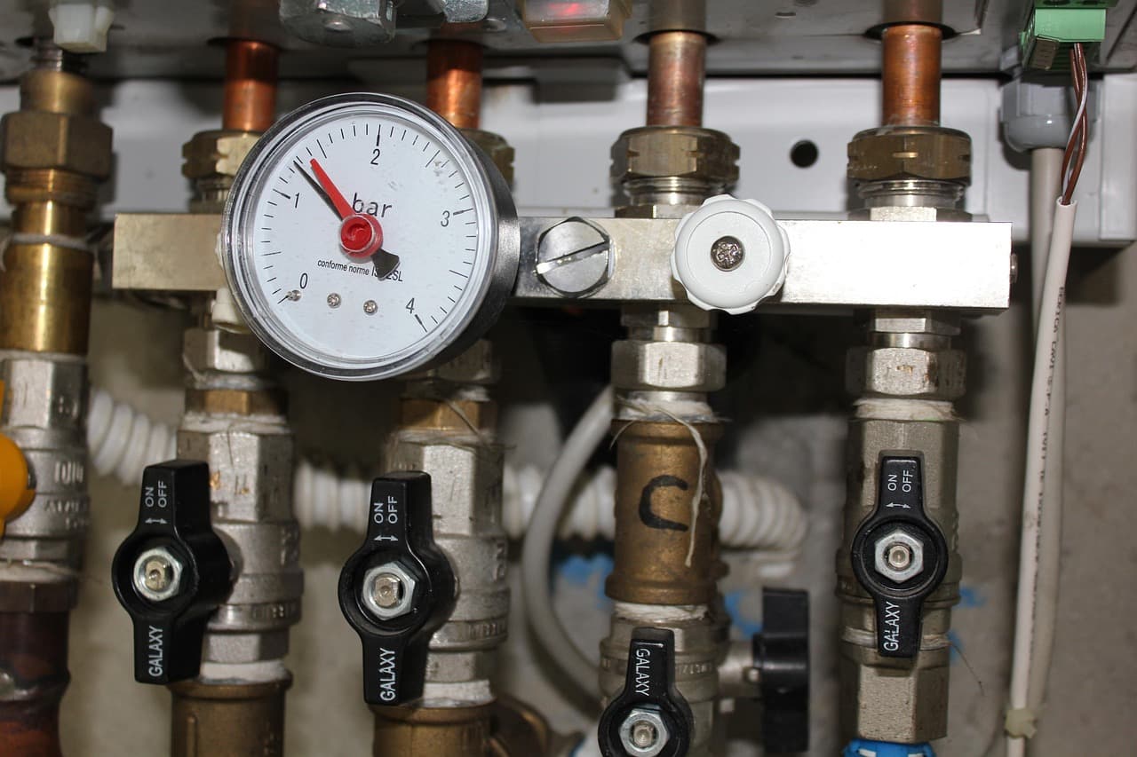 A heating manifold with a pressure gauge and isolating valves